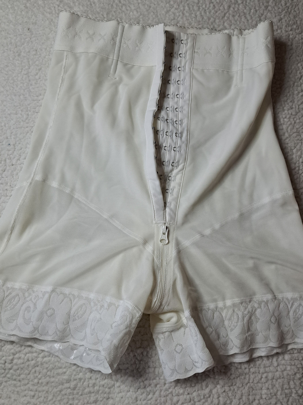 Sculpting High-Waist White Shaping Shorts with Lace Hem